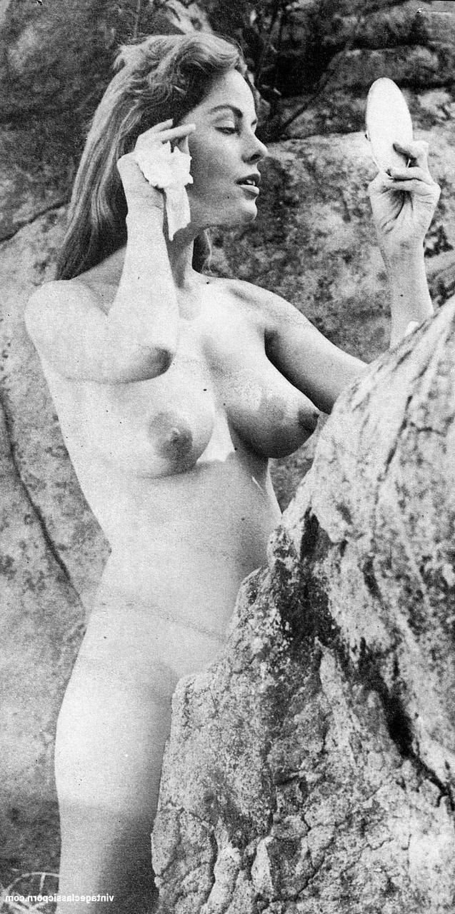 12P La hermosa morena Diane Webber desnuda su cuerpo caliente durante una sesión de fotos vintage