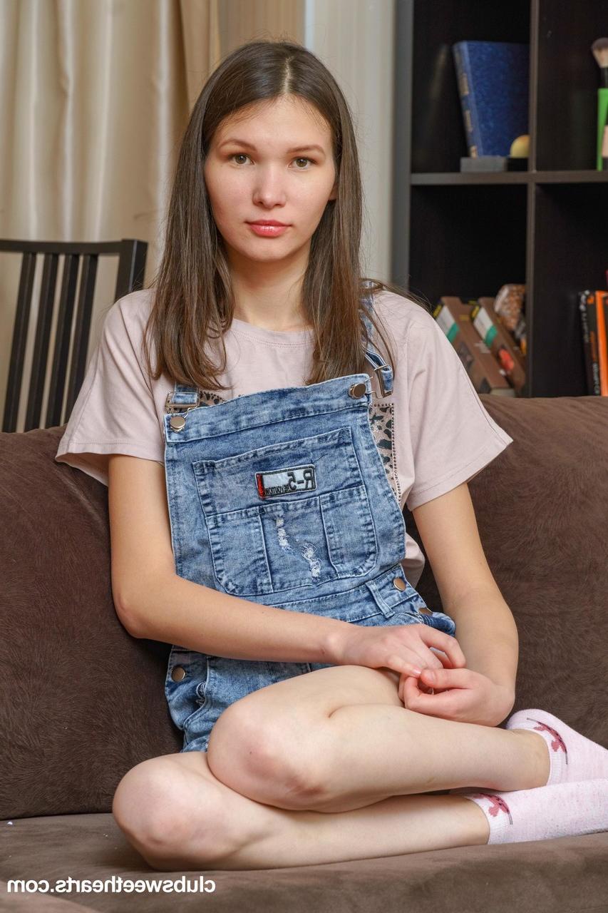 20P La guapa joven Mellissa se mete los dedos suavemente en su delicioso coño en el sofá