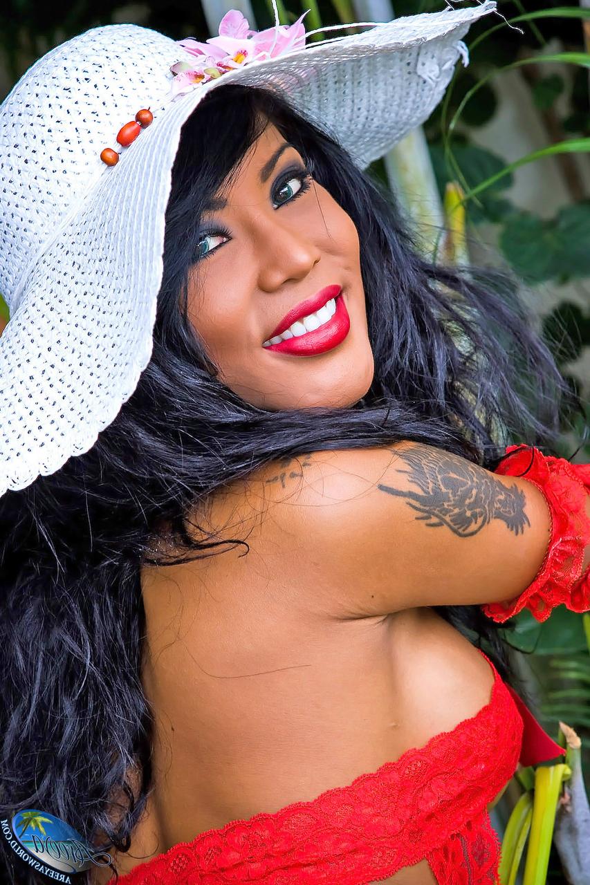 20P La transexual pervertida Areeya expone sus grandes tetas y posa con medias de red rojas al aire libre