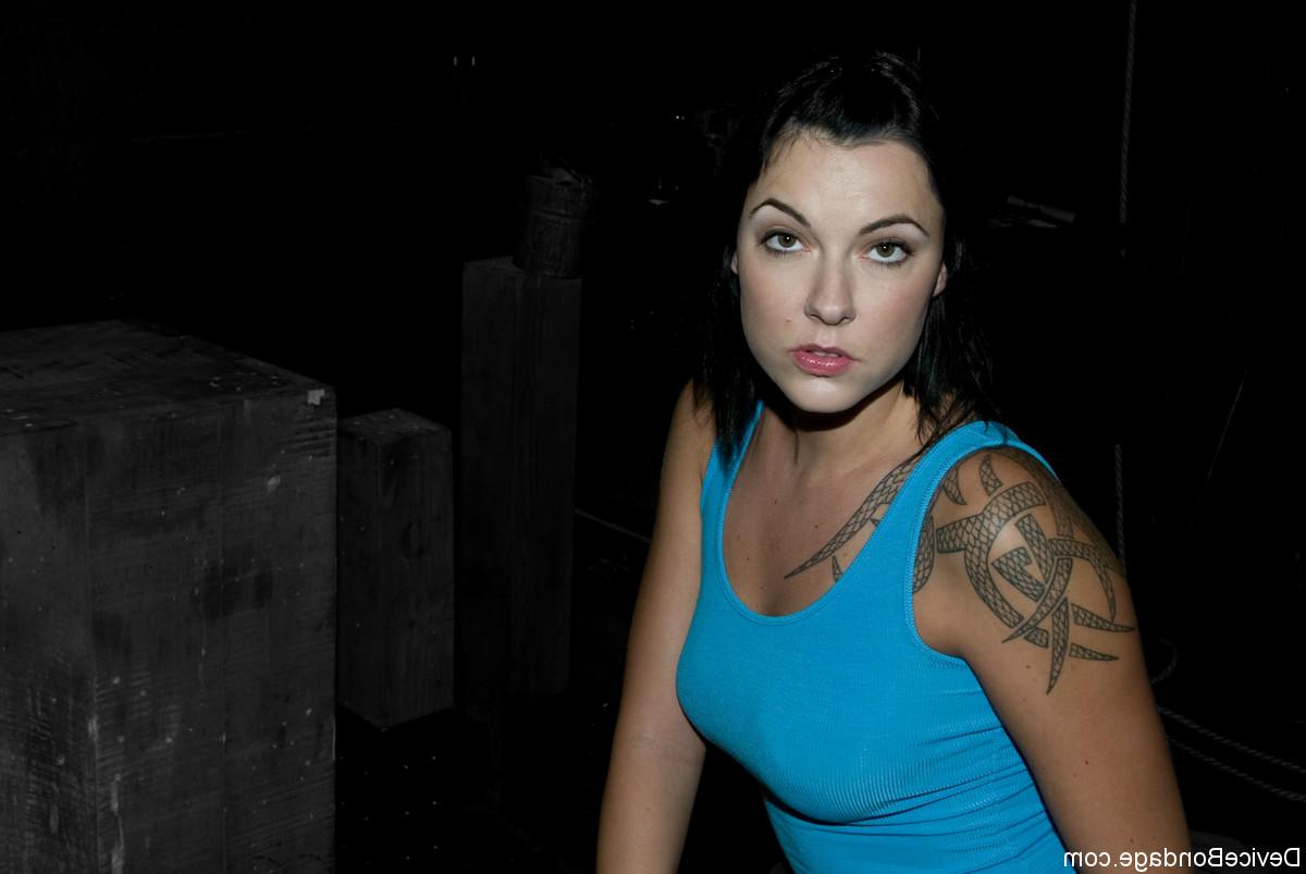 12P O amador de cabelos escuros Dylan Ryan expõe sua bunda grande e peitos no escuro