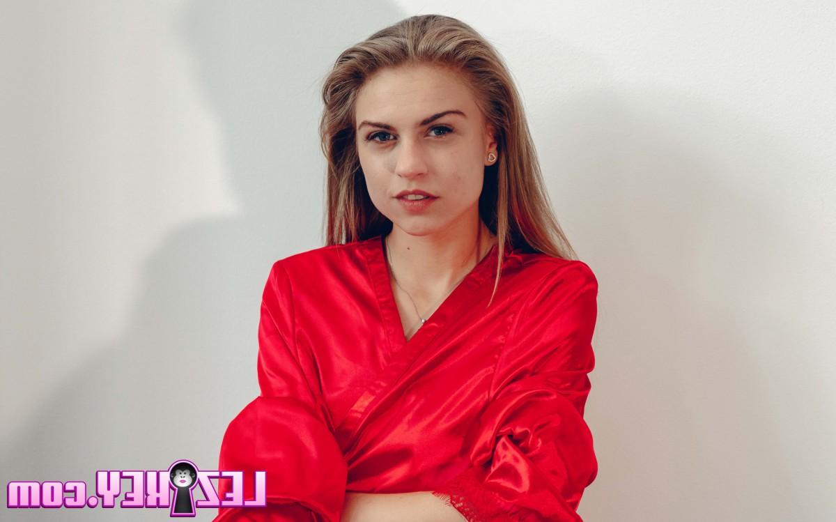 15P As lésbicas Amy Douxxx e Bonnie Dolce se preparam para se beijar de maneira tentadora