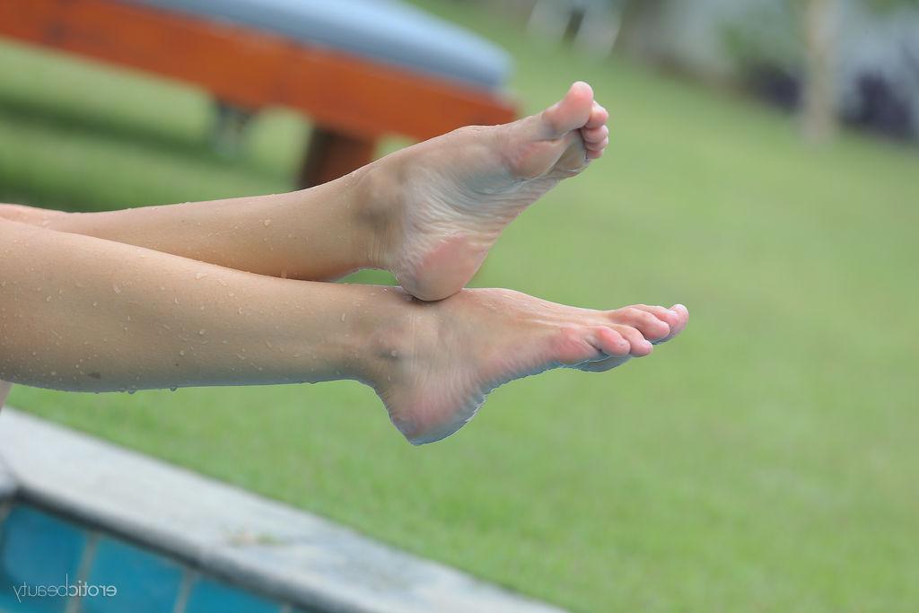 16P Leggy teen Leila Mazz takes off her bikini for a nude modeling gig by a pool