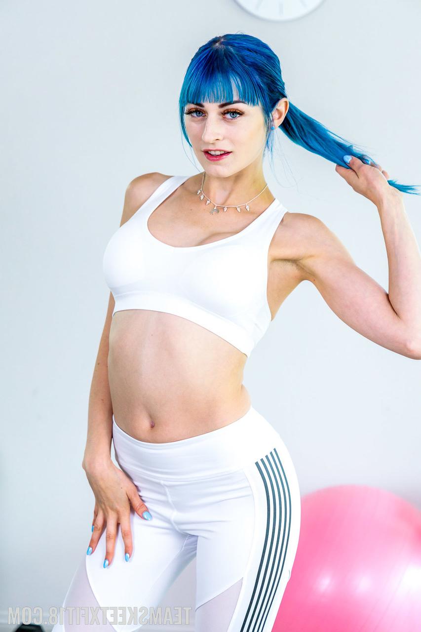 20P La americana en forma Jewelz Blu muestra su gran culo y sus tetas postizas