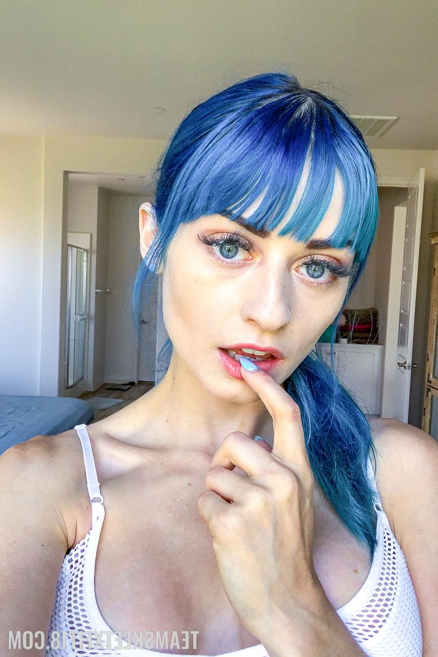 20P La americana en forma Jewelz Blu muestra su gran culo y sus tetas postizas