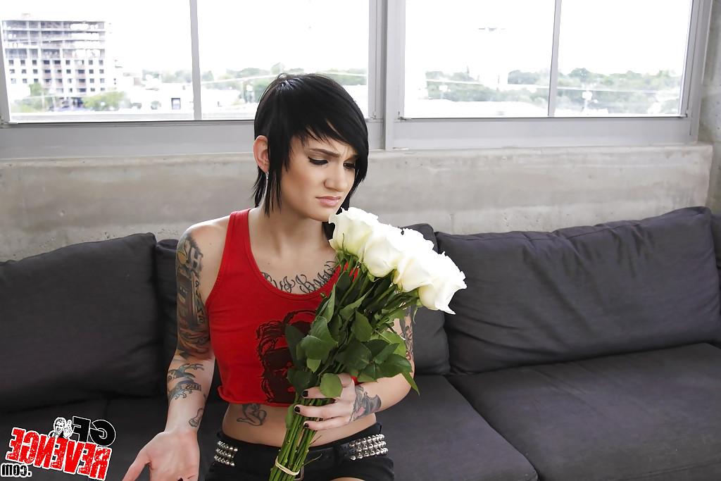 12P Nikki Hearts, petite amie brune, enlève son short et sa culotte pour poser nue.