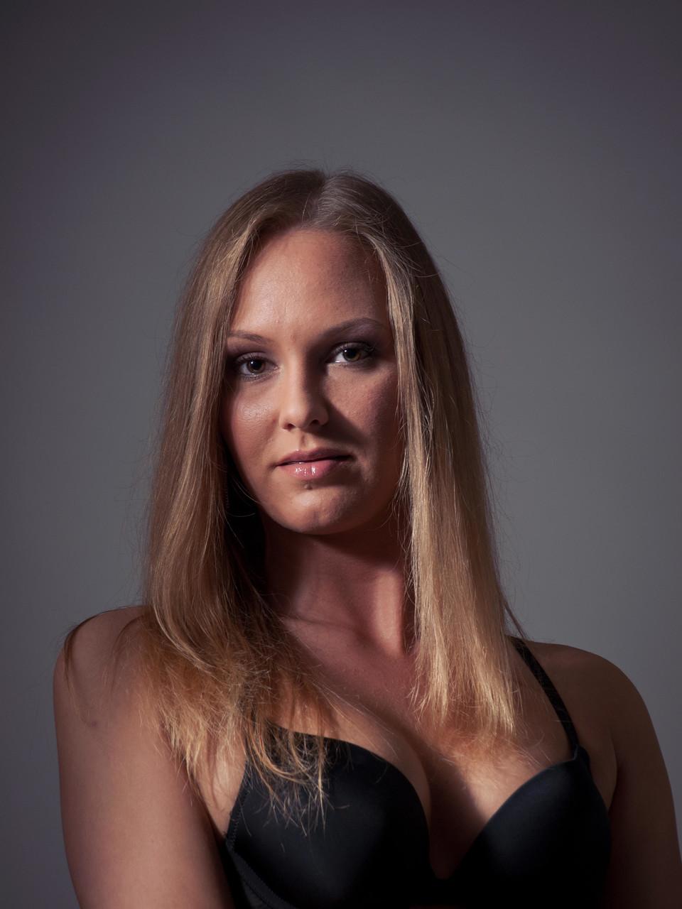 18P Une séduisante fille solo enlève sa lingerie noire avant de se doigter en bas.