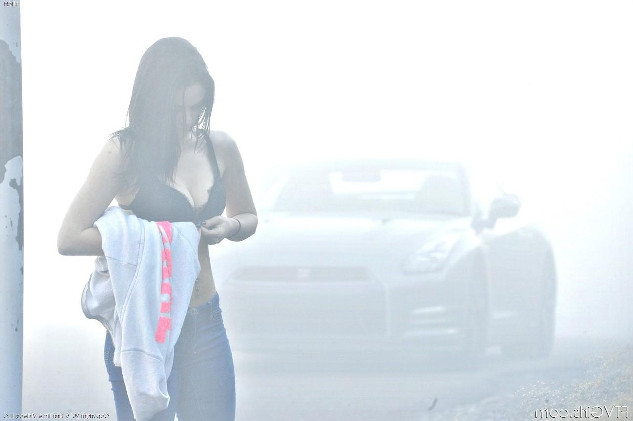 20P La joven ninfómana Nicki se desnuda y hace alarde de su chocho hinchado y sus bonitas tetas