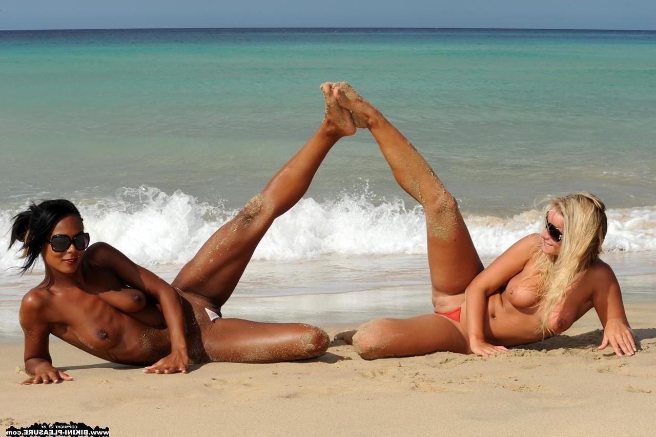 16P Marry Queen et son amante lesbienne se mettent seins nus sur une plage en bas de bikini.