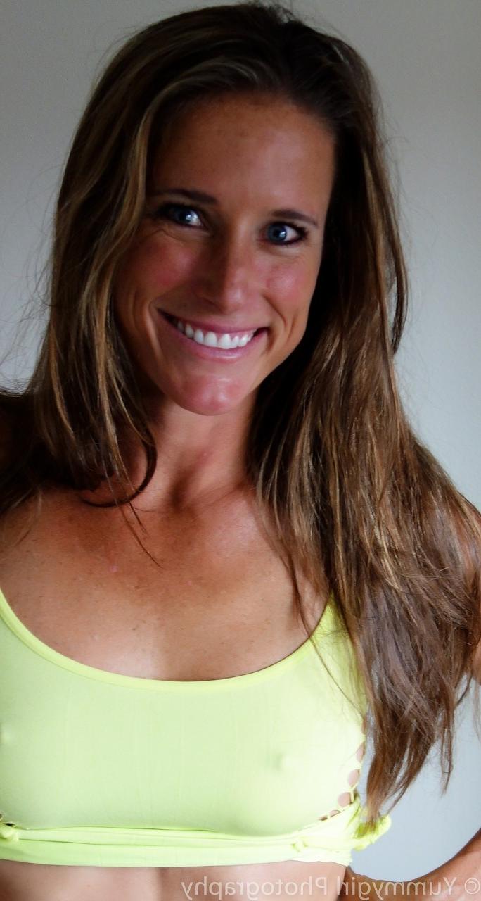 20P Die völlig natürliche MILF Sofie Marie lässt ihre kahle, reife Muschi rot bemalen