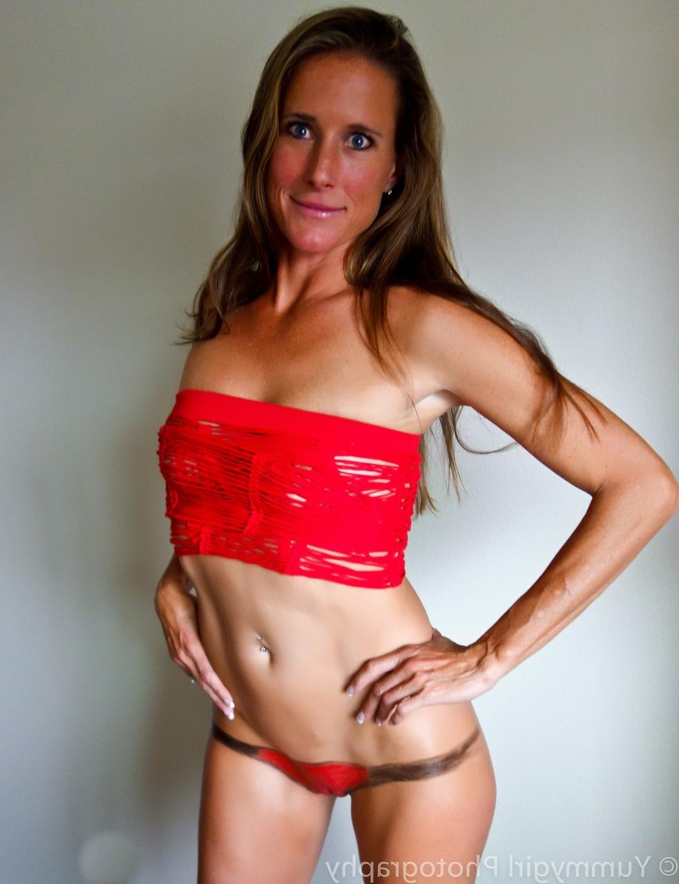 20P Die völlig natürliche MILF Sofie Marie lässt ihre kahle, reife Muschi rot bemalen