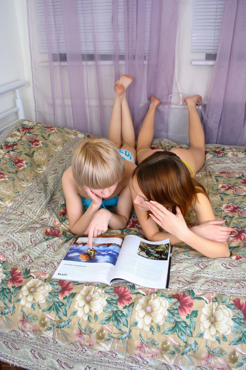 20P La lesbienne maigre Cassidy C et sa copine se déshabillent en s'amusant sur le lit.