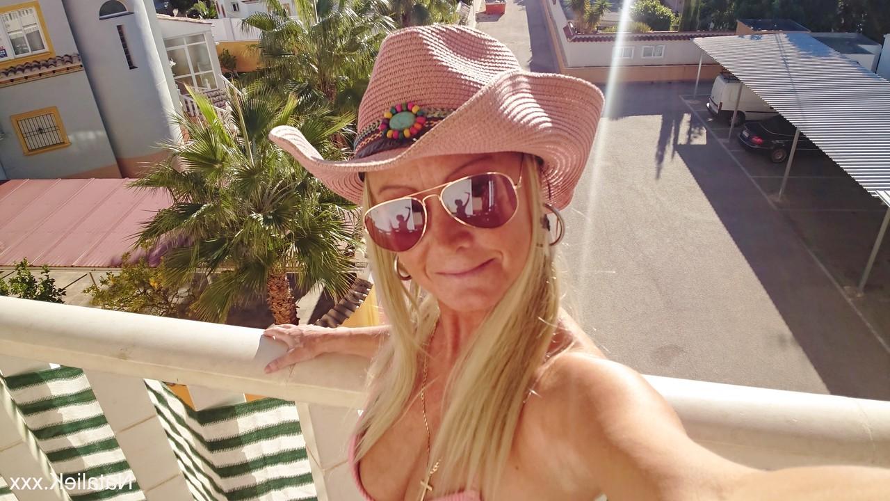 15P La rubia apilada Natalie K muestra su gran botín y su coño recortado de cerca