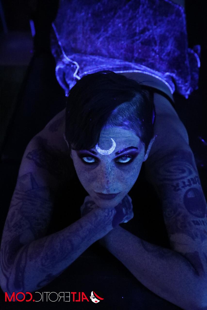 16P Sully Savage lässt ihre Vagina erstrahlen, nachdem sie sich ein neues Tattoo stechen ließ