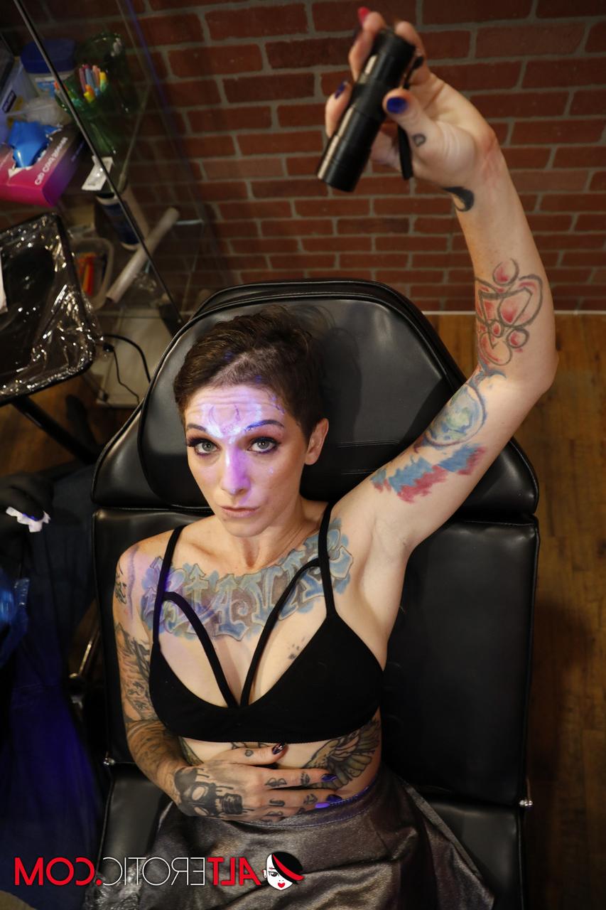16P Sully Savage lässt ihre Vagina erstrahlen, nachdem sie sich ein neues Tattoo stechen ließ
