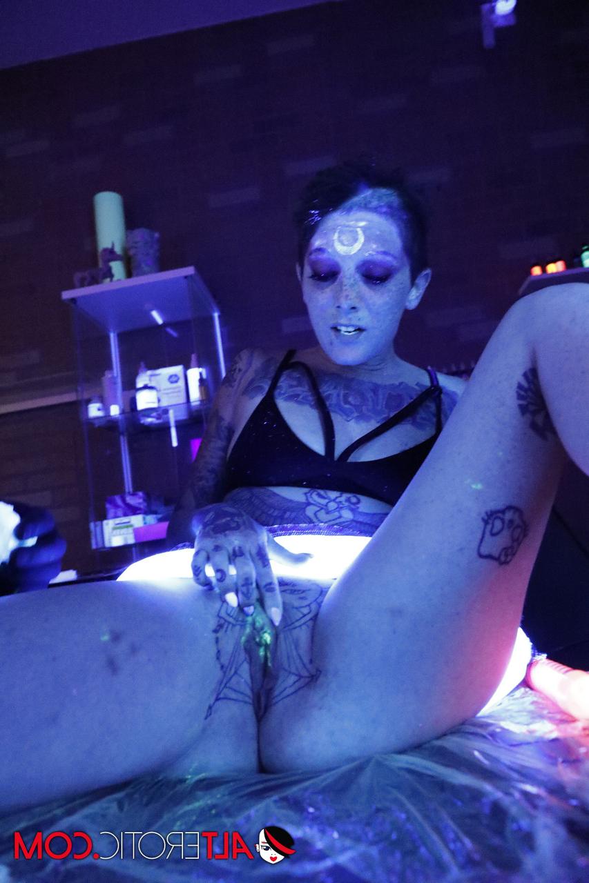 16P Sully Savage lässt ihre Vagina erstrahlen, nachdem sie sich ein neues Tattoo stechen ließ