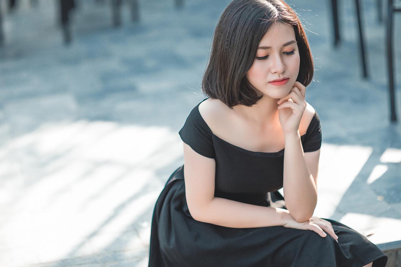 20P Glamorous Asian babe posing in her elegant black dress in public