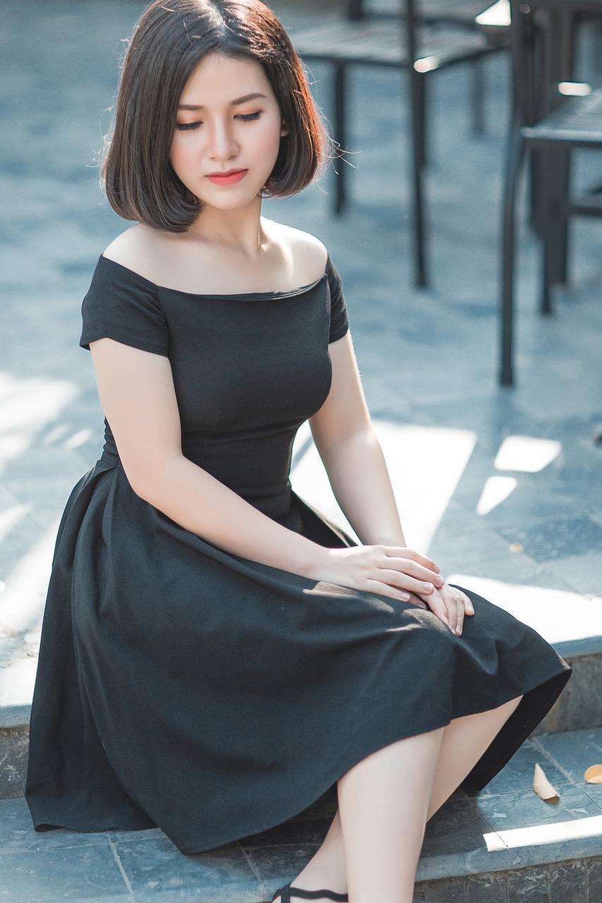 20P Glamorous Asian babe posing in her elegant black dress in public