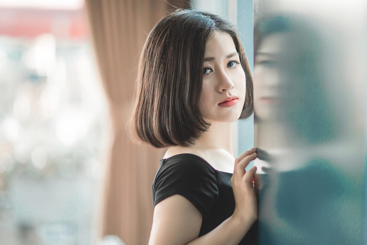 20P Glamorous Asian babe posing in her elegant black dress in public