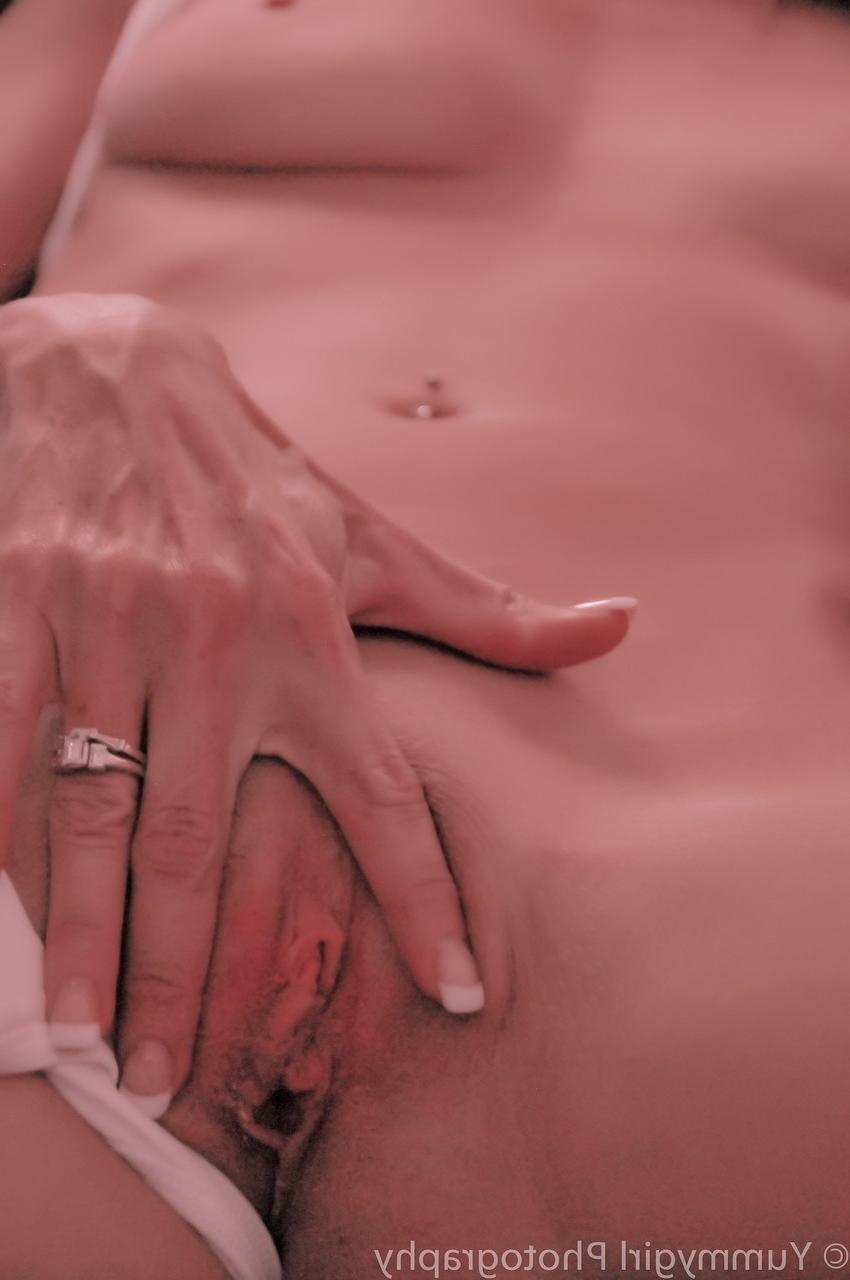 20P Horny MILF Sofie Marie se espalha e toca sua buceta raspada de perto