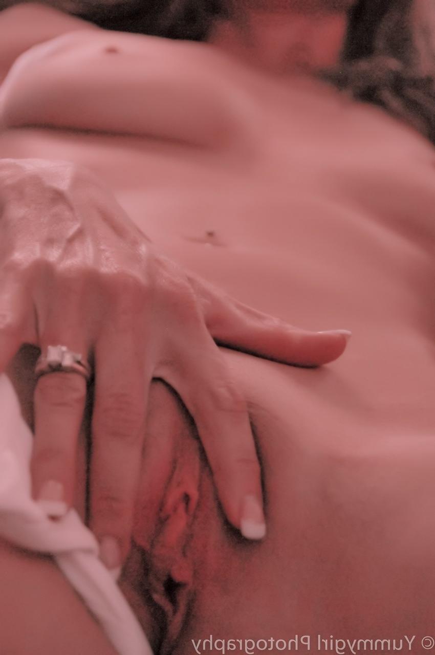 20P Horny MILF Sofie Marie se espalha e toca sua buceta raspada de perto