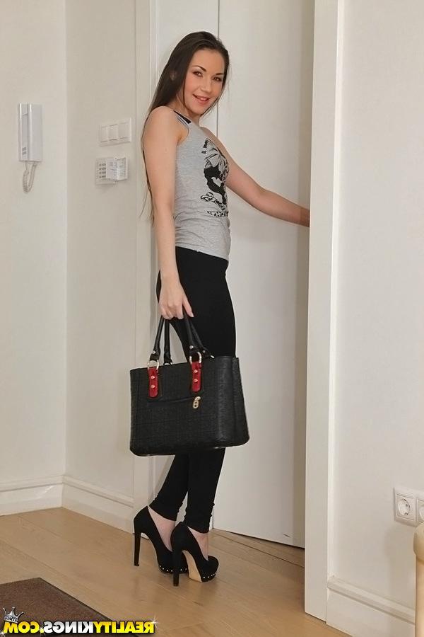 16P Das süß gekleidete Amateurbaby Stacy Snake streichelt sich süß