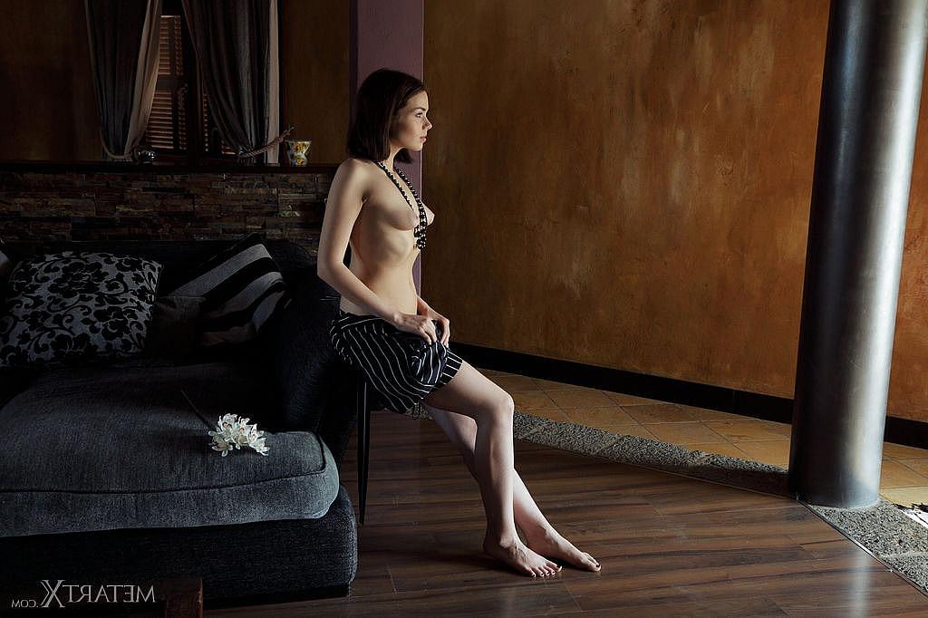 15P Barefoot girl Keira Blue disrobes in a living room for a masturbation session