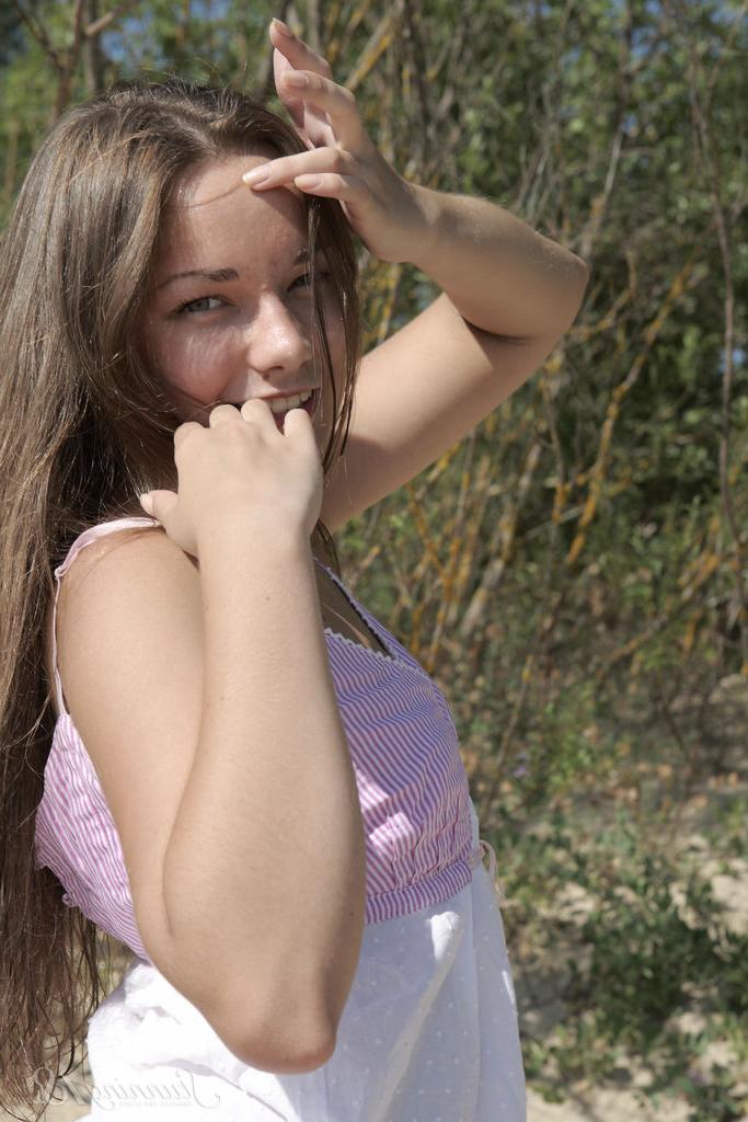 16P Alice D, blonde de 18 ans, enlève son short pour aller nue sur une plage de sable.