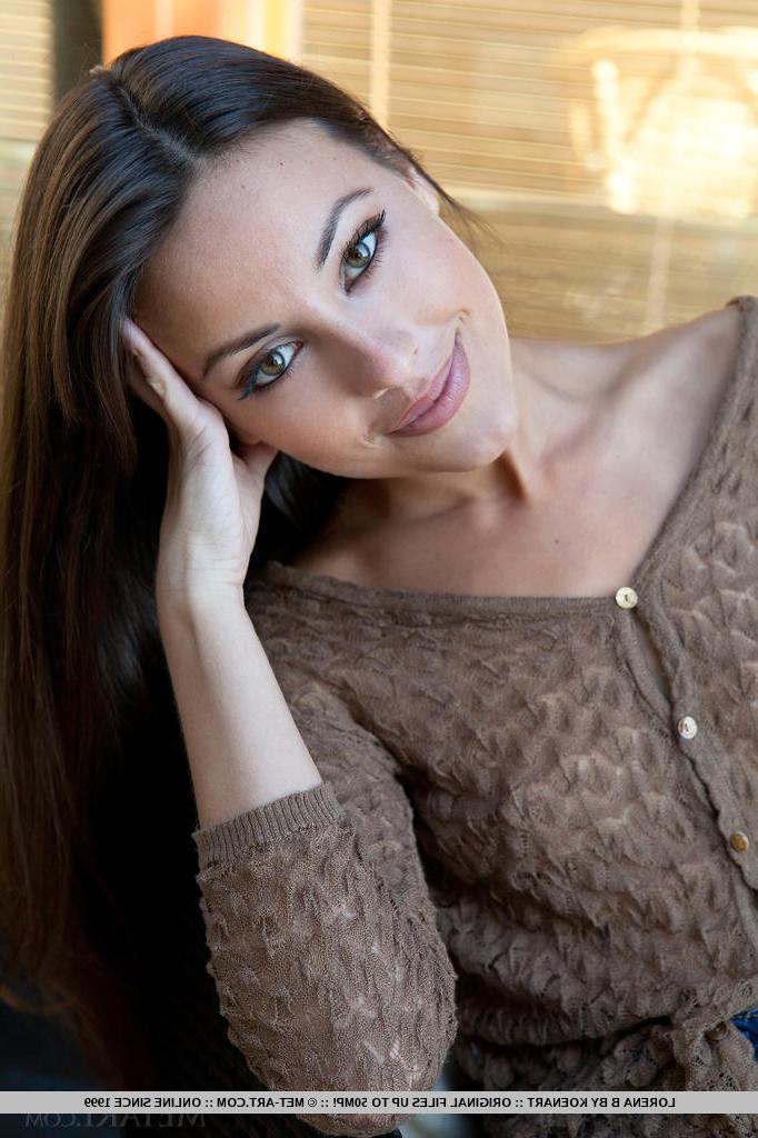 17P A modelo europeia de glamour Lorena B revelando peitos de adolescente e buceta aparada