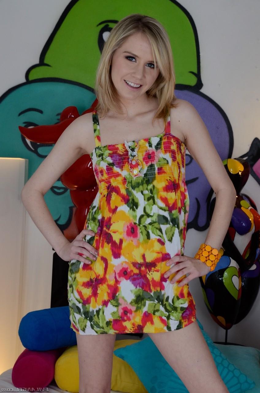19P La delgada rubia kelly klass mostrando sus pequeñas tetas y su coño rosado