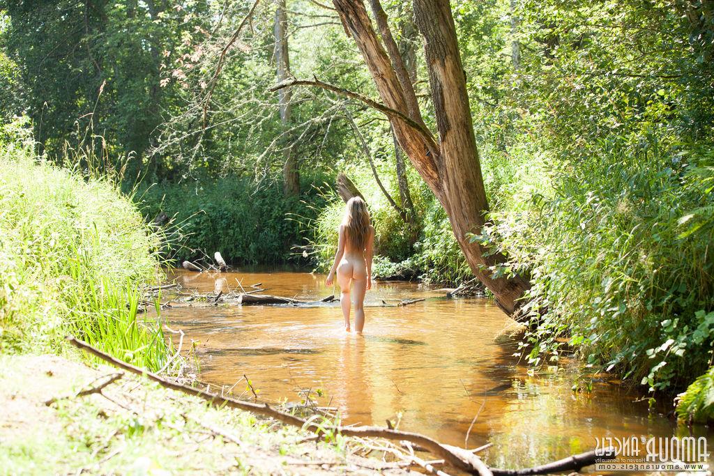 20P Zierlicher Teenager spielt nackt im Fluss und zeigt winzige kleine Titten und heißen kleinen Arsch