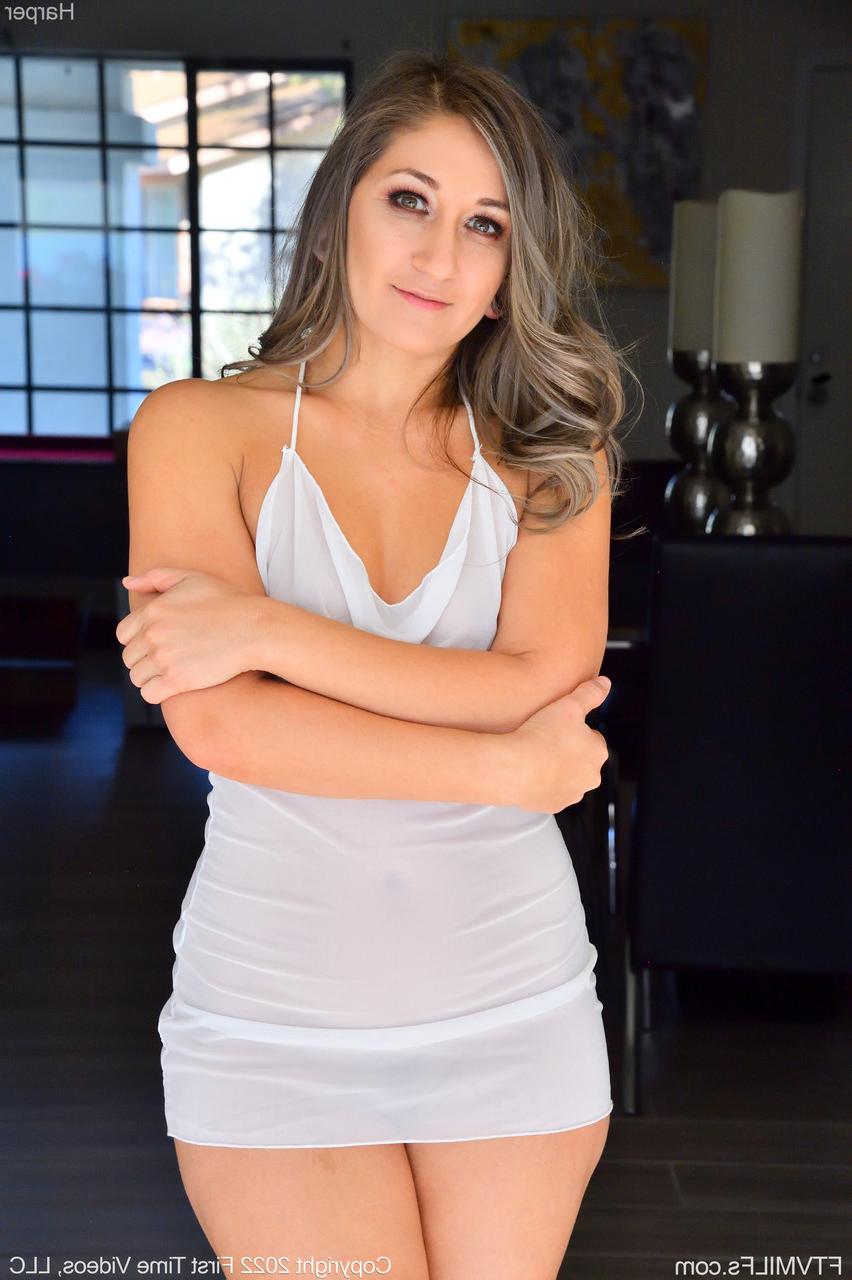 20P La MILF amateur Harper poings et joue avec son trou du cul avant de remplir sa chatte de lait
