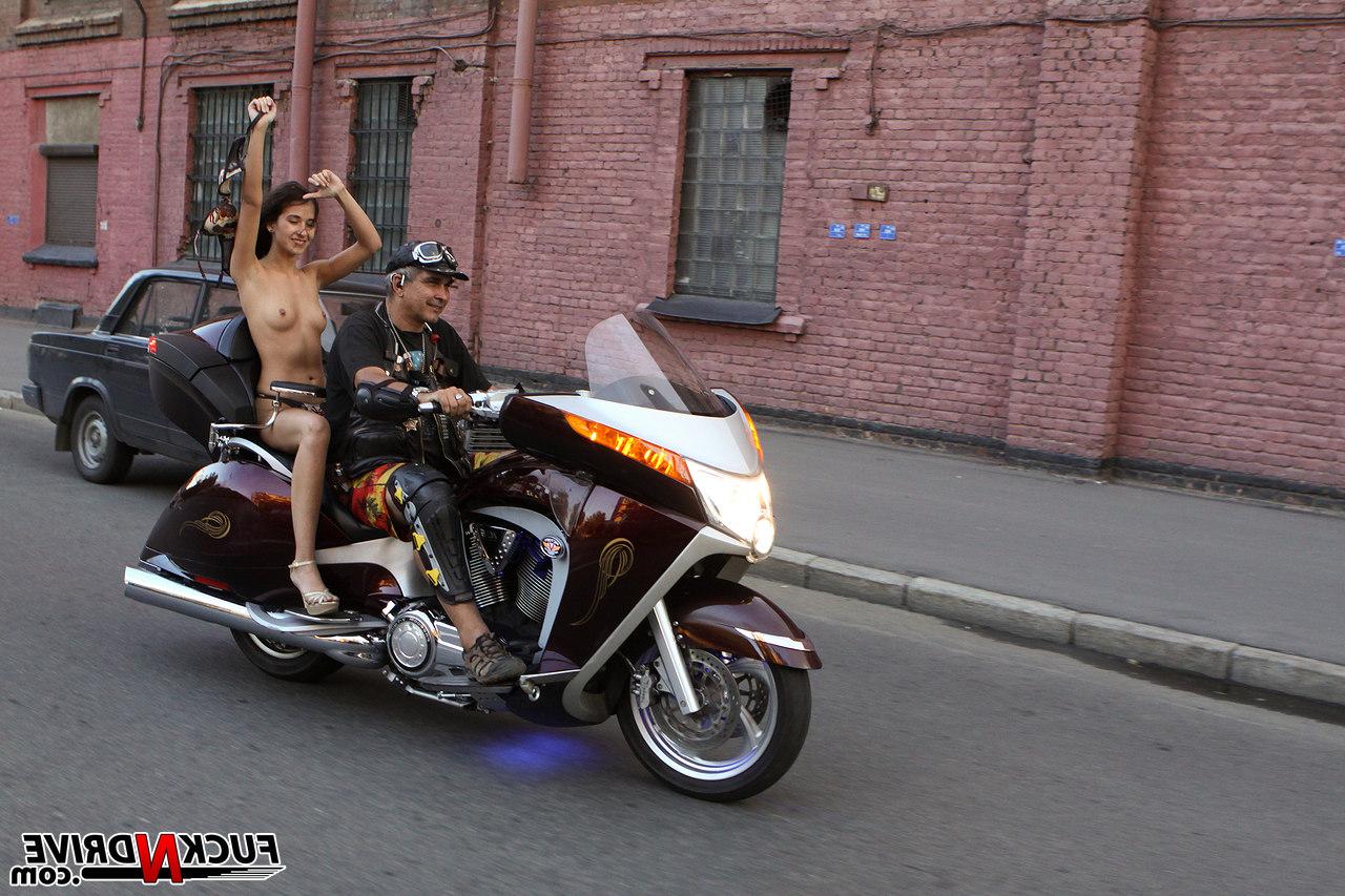 20P Une fille maigre se met totalement nue sur une moto en public avant de rouler seins nus