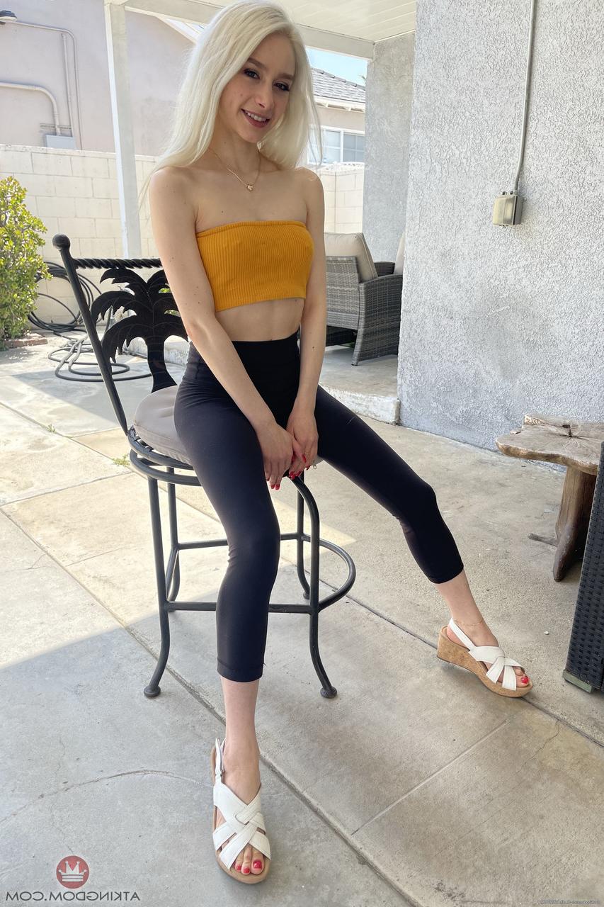 20P La delgada rubia amateur Scarlett Hampton expone sus tetas perforadas y sus agujeros calientes