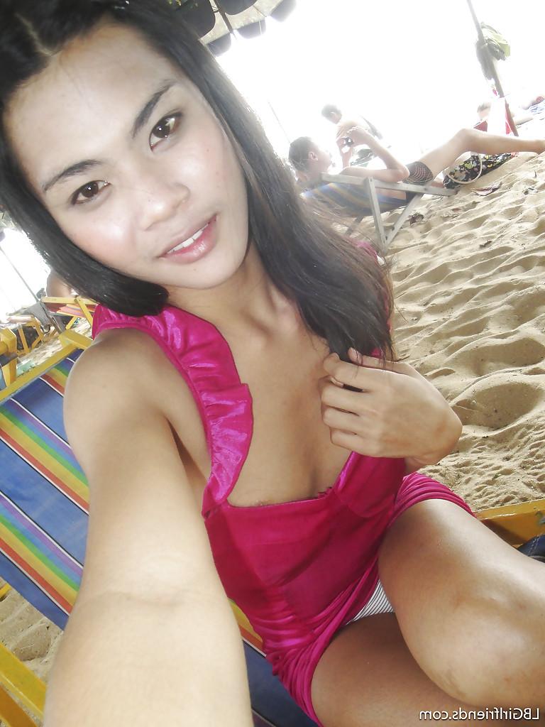 16P Linda travesti tailandesa June descobre o corpo adolescente nu ao ar livre na praia