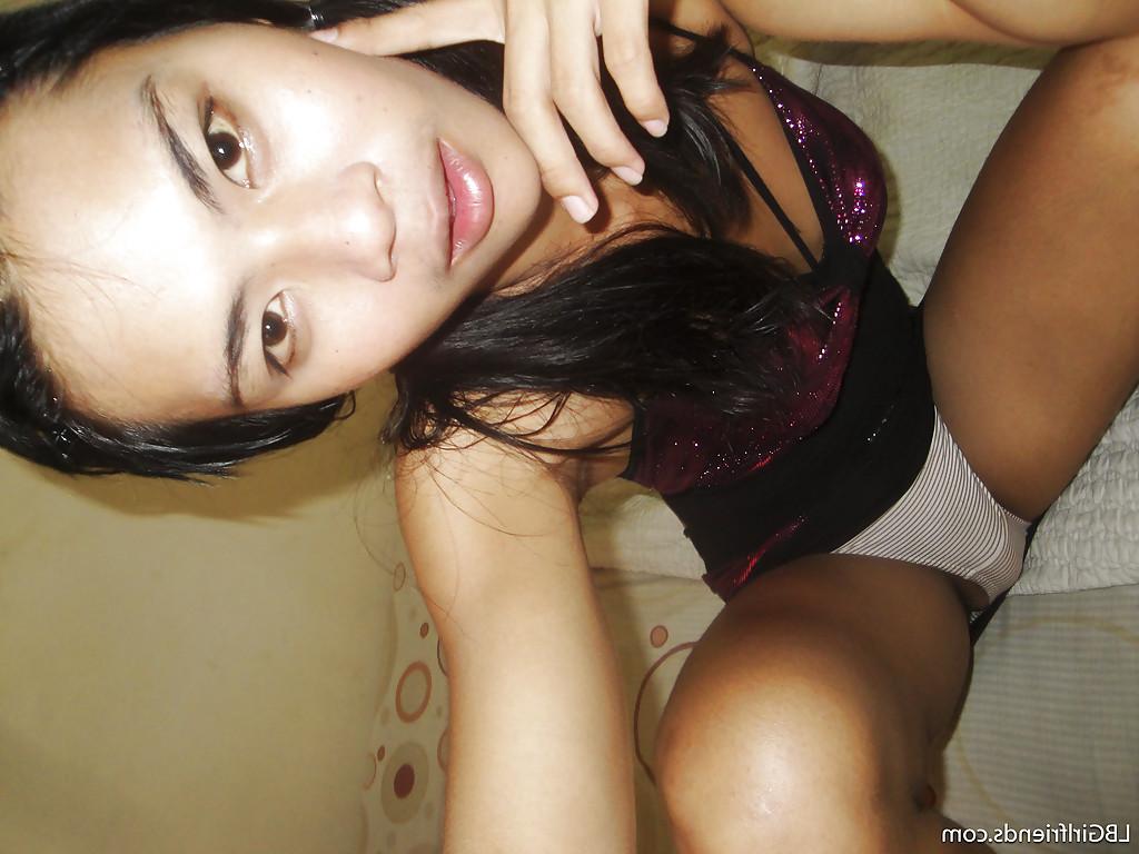 16P Linda travesti tailandesa June descobre o corpo adolescente nu ao ar livre na praia
