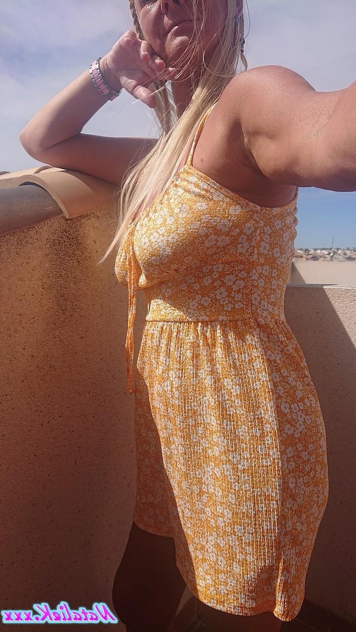 15P A estrela pornográfica espanhola madura Natalie K revelando seus peitos grandes e suculentos na varanda