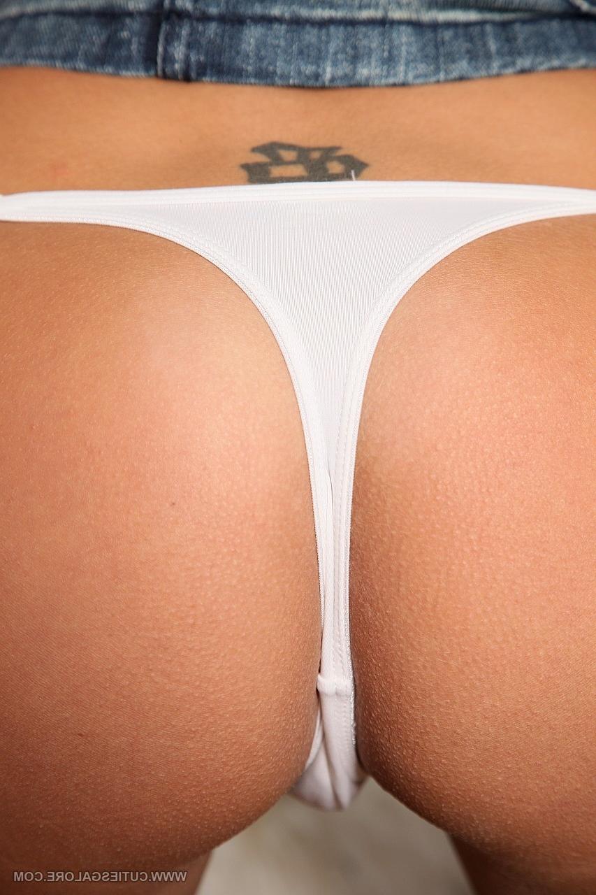 20P Adolescente morena revela sus pequeñas tetas y su bonito culo antes de masturbarse con un juguete