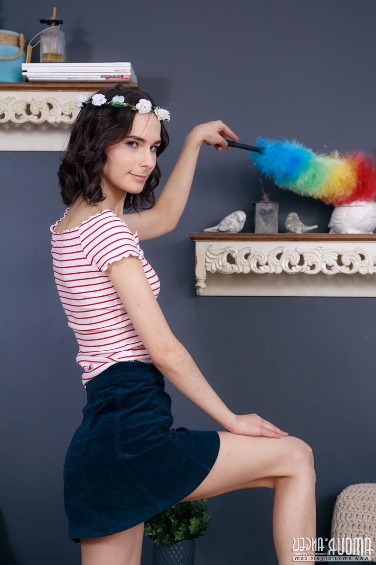 20P Poppy adolescente magra ostenta uma coroa de flores enquanto fica nua durante o trabalho doméstico