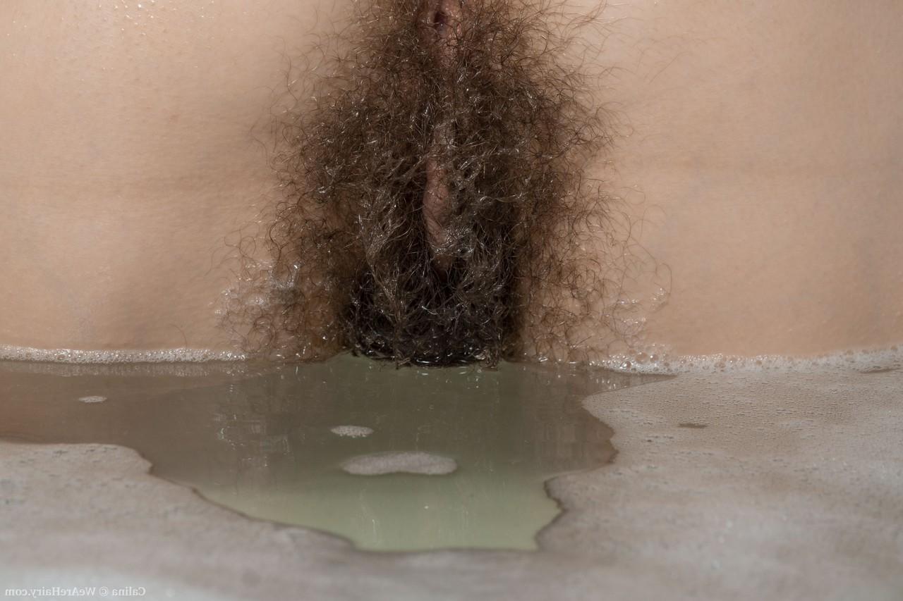 20P Short-haired beauty Calina washing her big ass & hairy pussy in the bathtub