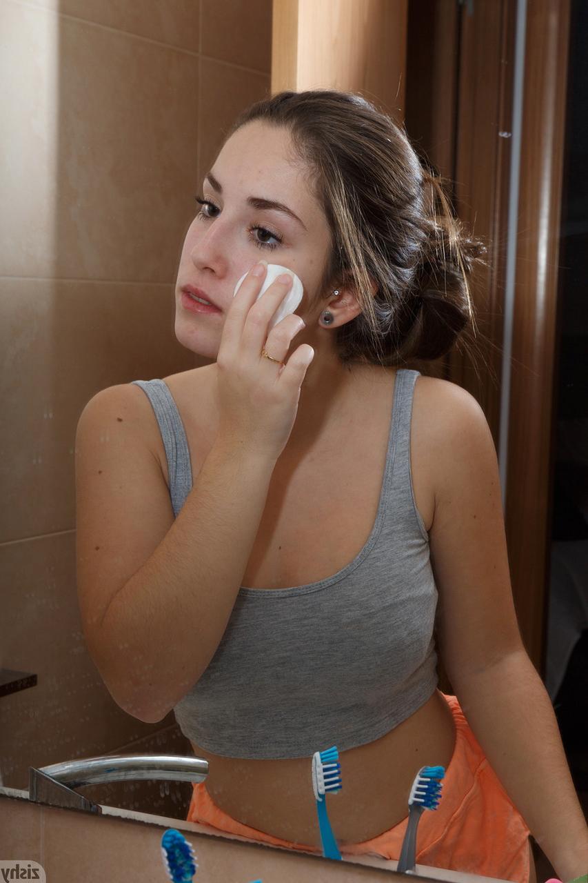 12P La séduisante brune Mireia Cabello dévoile ses magnifiques seins naturels