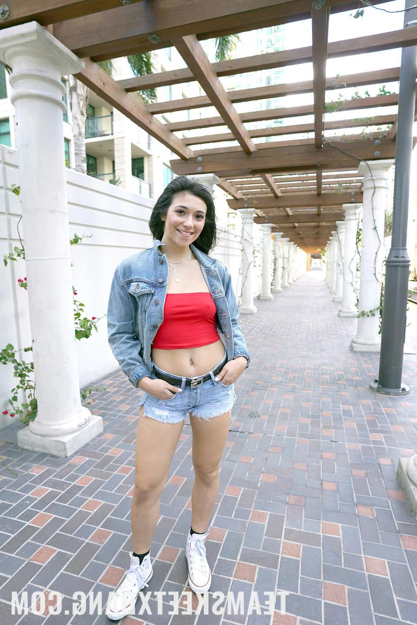 20P Der brünette Pornostar Brooklyn Gray zeigt ihren heißen Körper und posiert in einem Solo
