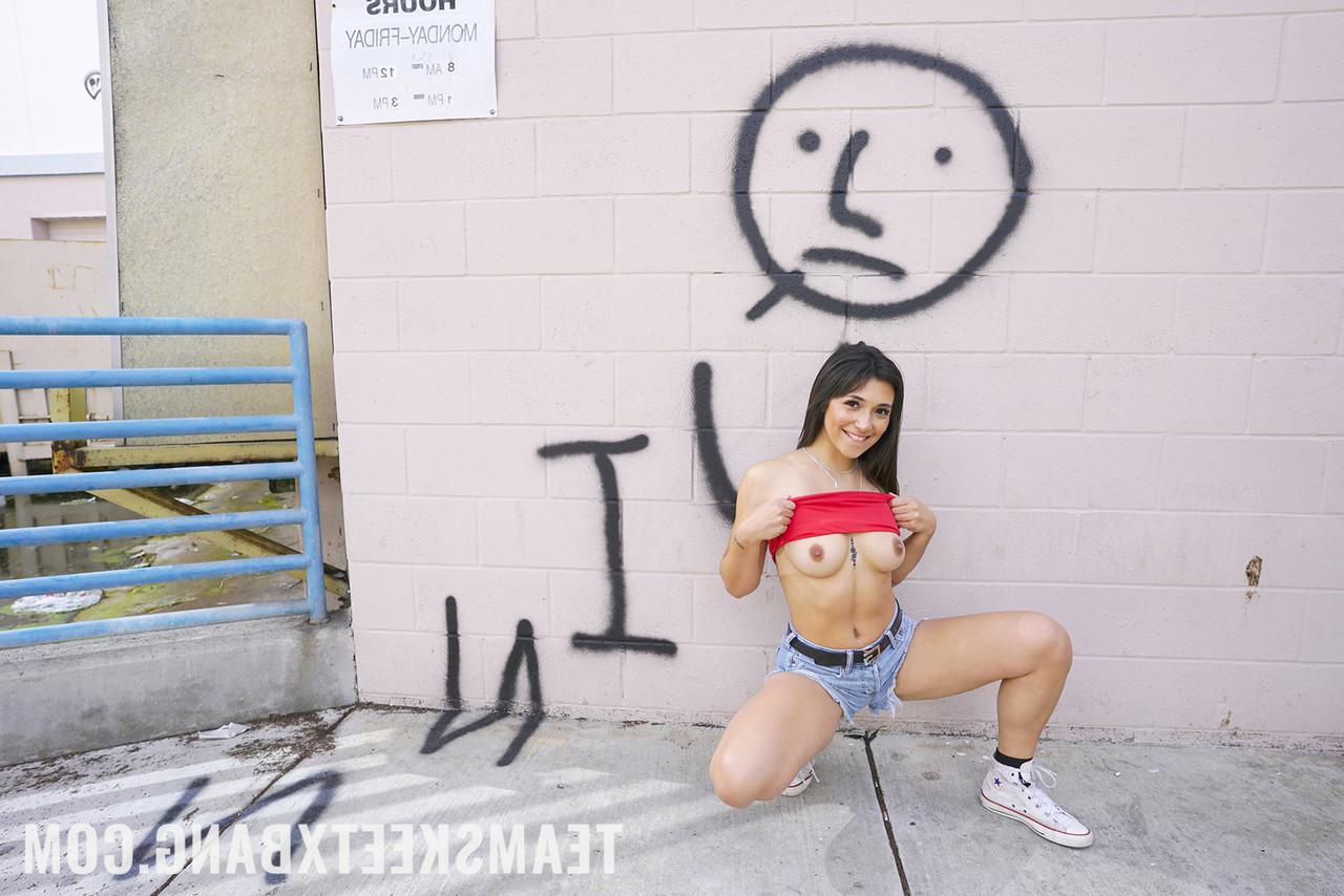 20P Der brünette Pornostar Brooklyn Gray zeigt ihren heißen Körper und posiert in einem Solo
