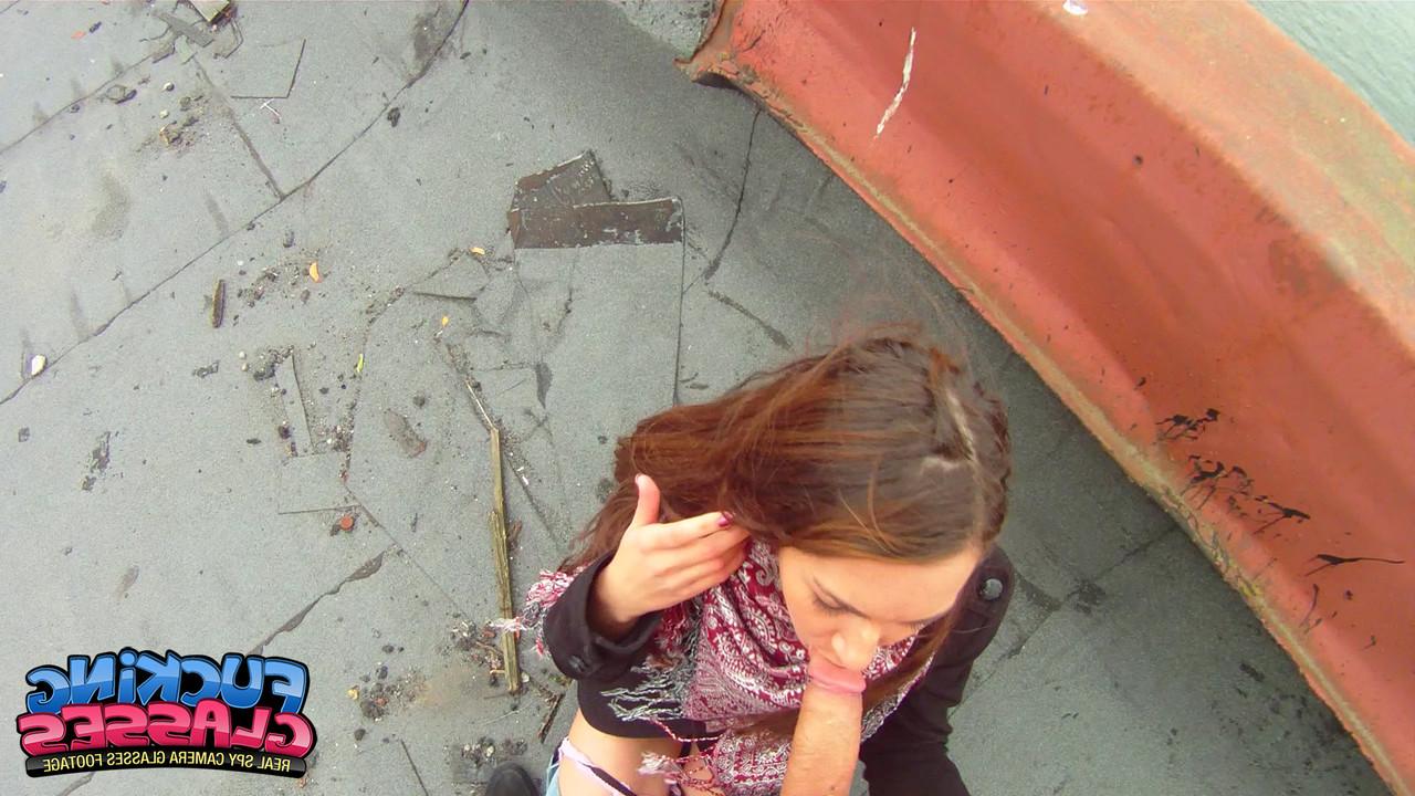 17P A descarada Stacy Snake abaixa as calças ao ar livre para a câmera de segurança da lua e fode no telhado