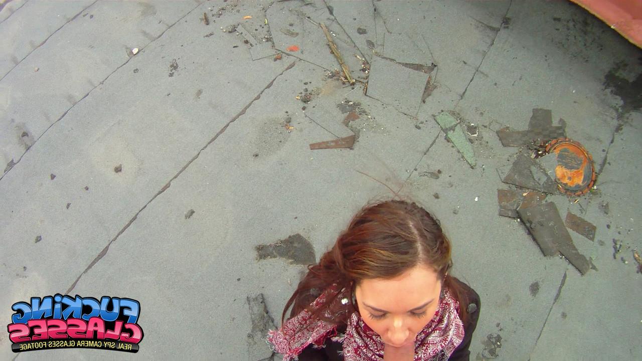 17P A descarada Stacy Snake abaixa as calças ao ar livre para a câmera de segurança da lua e fode no telhado