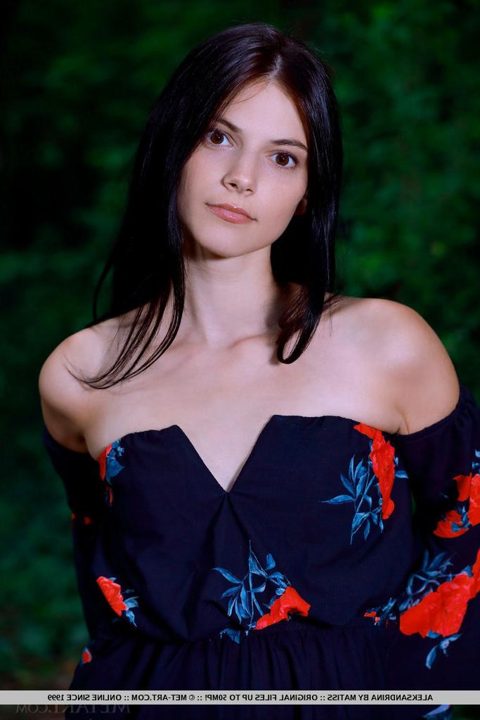 18P La belle jeune Aleksandrina se met totalement nue dans une forêt.