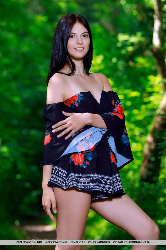 18P La belle jeune Aleksandrina se met totalement nue dans une forêt.