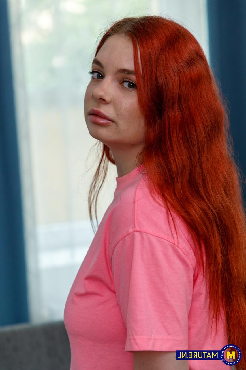 20P A ruiva gostosa Miss Olivia tira a roupa e exibe sua bunda grande e peitos suculentos