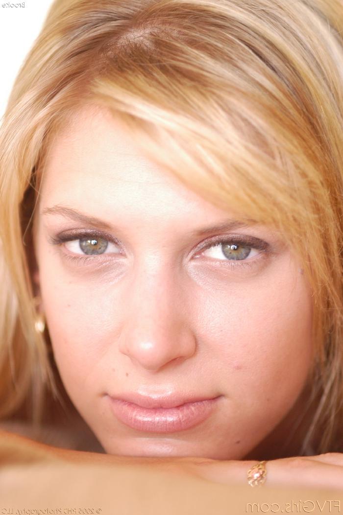 20P Pantyless babe Brooke masturbates and exposes her yummy pink twat close up