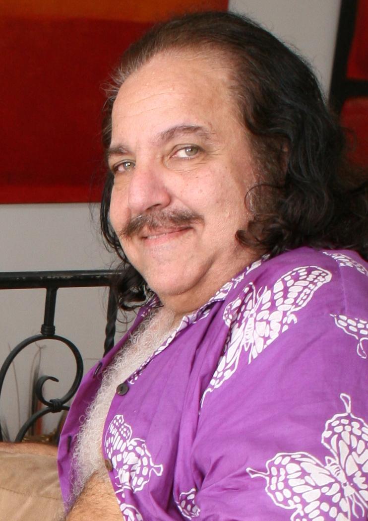 20P Morena caliente Lynn Love follada a lo perrito por el gordo Ron Jeremy
