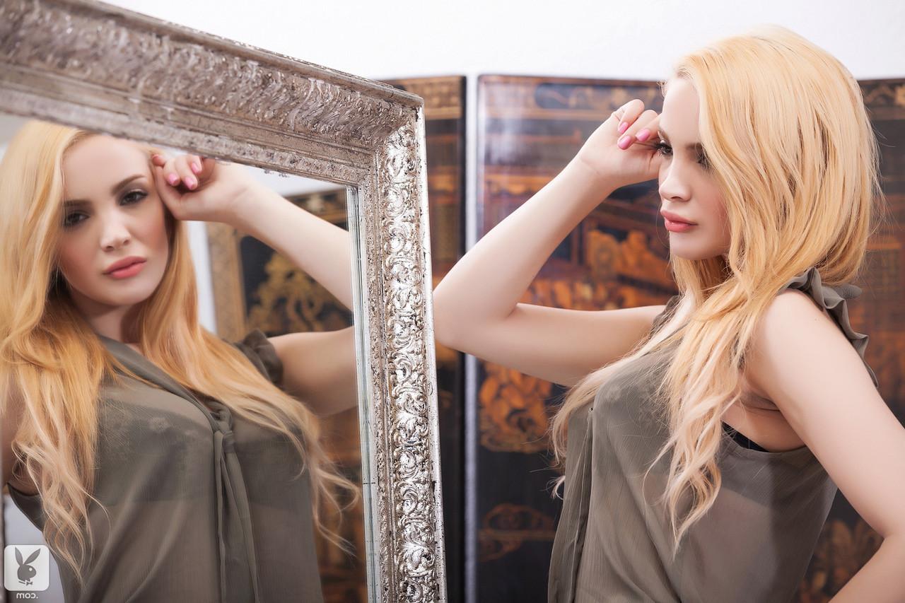 17P La linda rubia Gemma Tardiani muestra con orgullo sus pequeñas tetas naturales